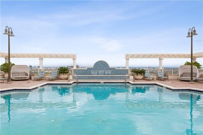 Las Olas Luxury Riverfront Retreat | Walk to Dining & Riverwalk - Fort Lauderdale, Florida