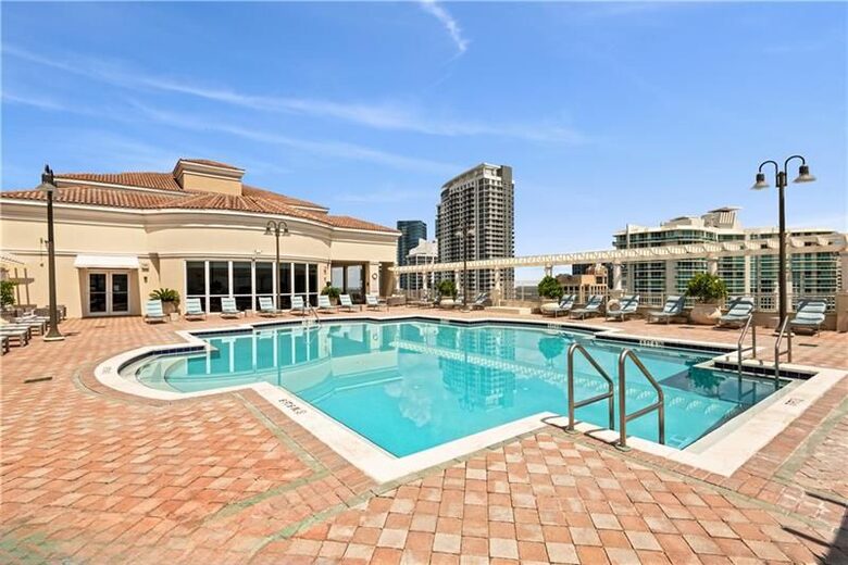 Las Olas Luxury Riverfront Retreat | Walk to Dining & Riverwalk - Fort Lauderdale, Florida
