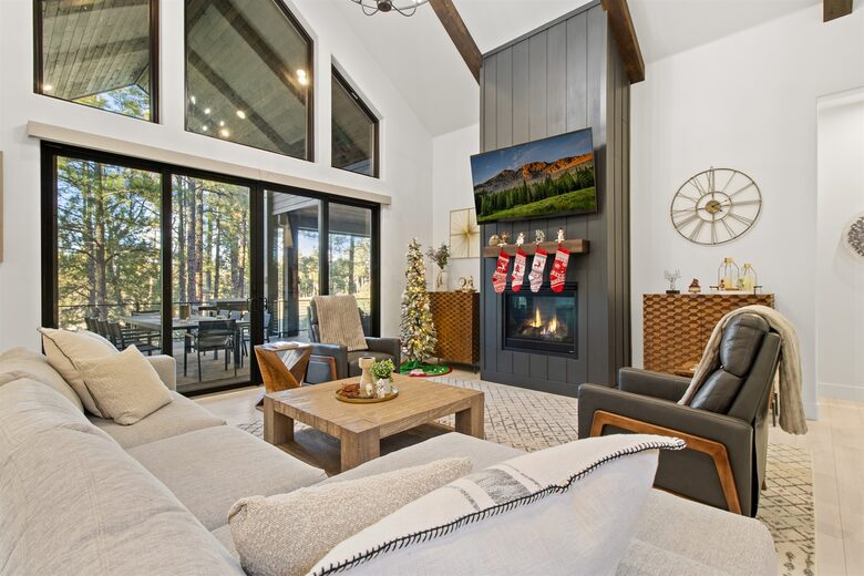 Soaring Ceilings w/modern finished