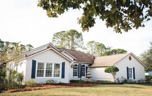 A Quiet Florida Retreat Framed by Trees and Water - Titusville, Florida