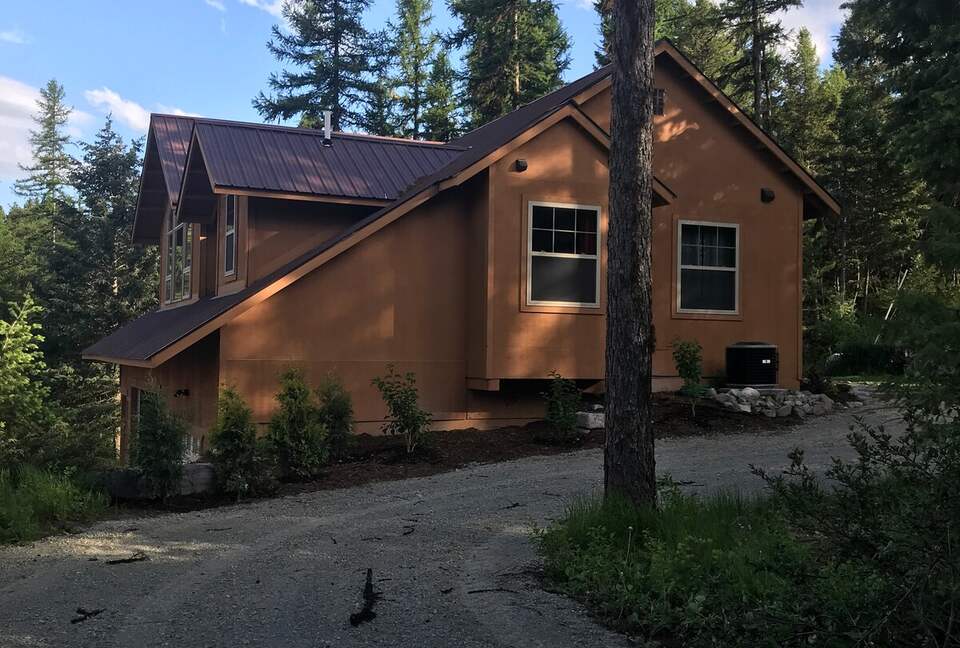 Secluded Forest Guesthouse Near Whitefish - Whitefish, Montana