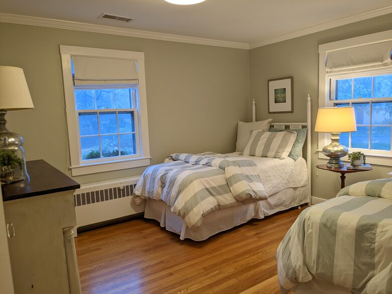 Charming Hydrangea Cottage in Osterville Village near Beaches - Osterville, Massachusetts