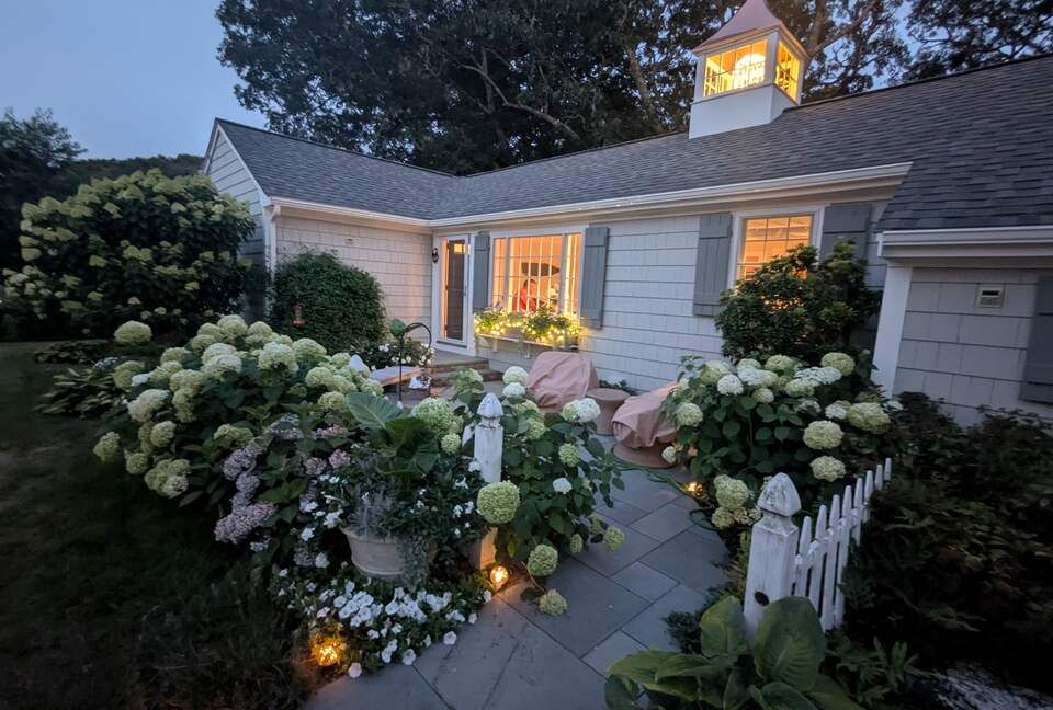 Charming Hydrangea Cottage in Osterville Village near Beaches - Osterville, Massachusetts