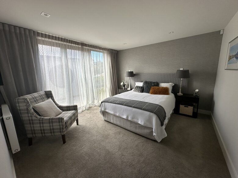 Arrowtown Golfside Retreat with Sun-Soaked Living - Arrowtown, New Zealand