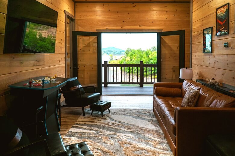 Smoky Mountain Lakeview Lodge | Indoor Pool & Private Dock - Sevierville, Tennessee
