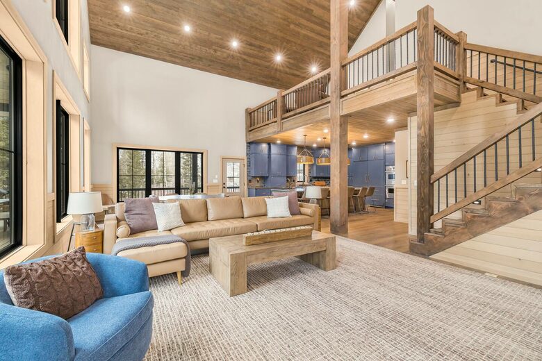 Modern Yellowstone Lake Lodge on Henrys Lake - Island Park, Idaho