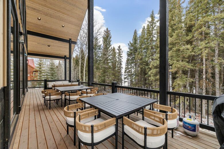 Modern Yellowstone Lake Lodge on Henrys Lake - Island Park, Idaho