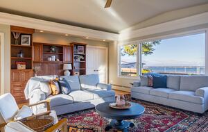 Oceanfront Cliffside Juan de Fuca Strait Retreat in Port Angeles - Port Angeles, Washington
