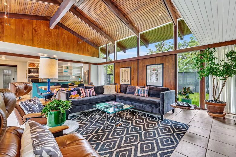 Iconic Mid-Century Escape in Fredericksburg’s Historic Core - Fredericksburg, Texas