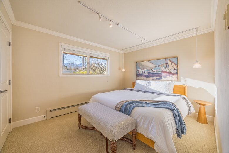 Oceanfront Cliffside Juan de Fuca Strait Retreat in Port Angeles - Port Angeles, Washington