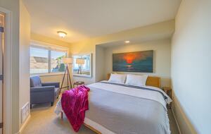 Oceanfront Cliffside Juan de Fuca Strait Retreat in Port Angeles - Port Angeles, Washington