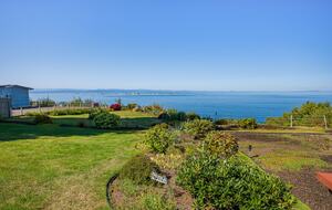 Oceanfront Cliffside Juan de Fuca Strait Retreat in Port Angeles - Port Angeles, Washington