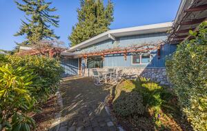 Oceanfront Cliffside Juan de Fuca Strait Retreat in Port Angeles - Port Angeles, Washington