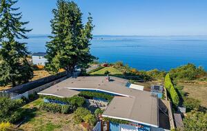 Oceanfront Cliffside Juan de Fuca Strait Retreat in Port Angeles - Port Angeles, Washington