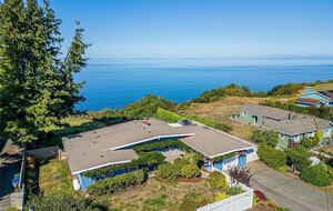 Oceanfront Cliffside Juan de Fuca Strait Retreat in Port Angeles - Port Angeles, Washington