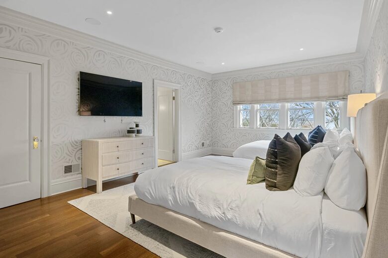 Luxury Finger Lakes Lakefront Retreat on Seneca Lake - Geneva, New York