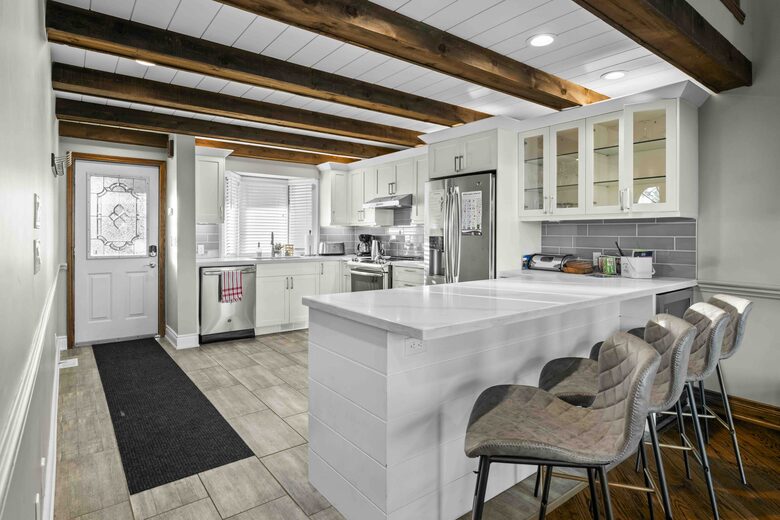 Kawartha Luxury Waterfront Home with Live-In Boathouse! - Fenelon Falls, Canada