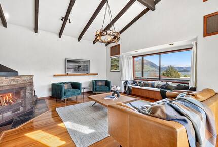 Elevated Family Home with Lake and Mountain Views in Wānaka - Wānaka, New Zealand