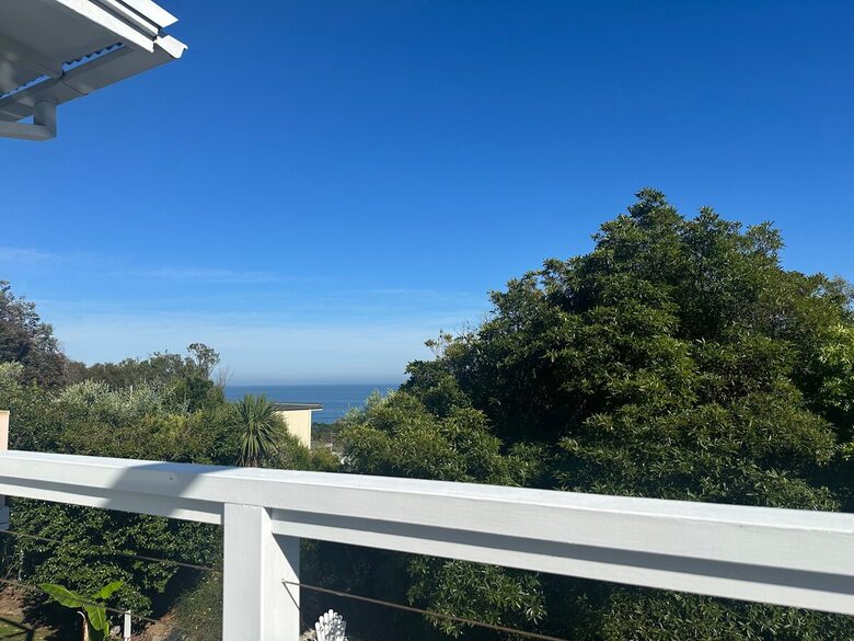 Vintage Coastal Escape Above Port Phillip Bay - Mount Martha, Australia