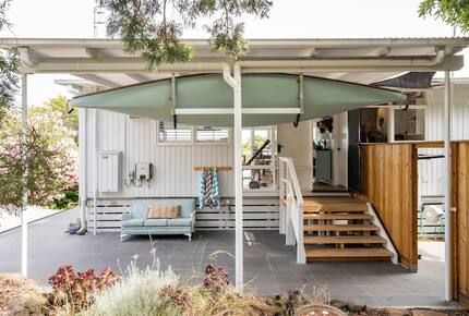 Vintage Coastal Escape Above Port Phillip Bay - Mount Martha, Australia