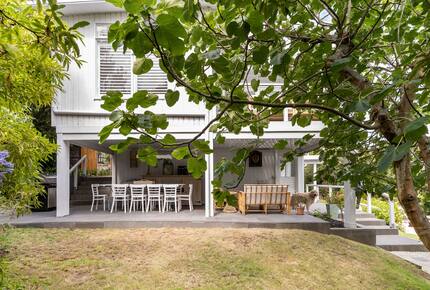 Vintage Coastal Escape Above Port Phillip Bay - Mount Martha, Australia