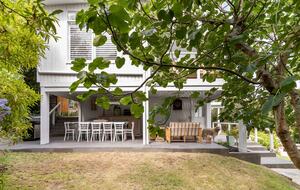 Vintage Coastal Escape Above Port Phillip Bay - Mount Martha, Australia