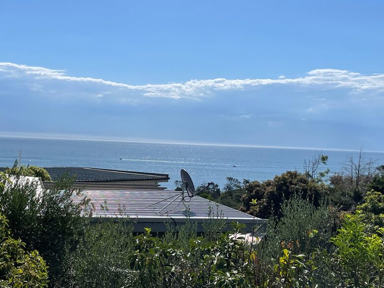 Vintage Coastal Escape Above Port Phillip Bay - Mount Martha, Australia