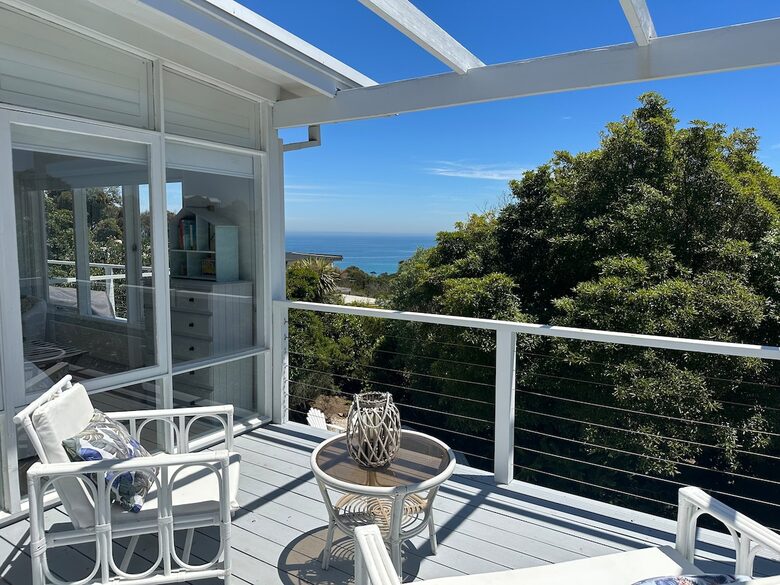 Vintage Coastal Escape Above Port Phillip Bay - Mount Martha, Australia