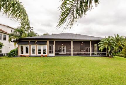 Lakefront Living with Hot Tub & Dock in the Heart of Orlando - Orlando, Florida