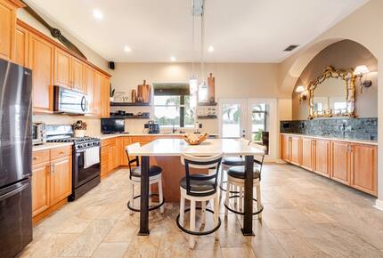 Lakefront Living with Hot Tub & Dock in the Heart of Orlando - Orlando, Florida
