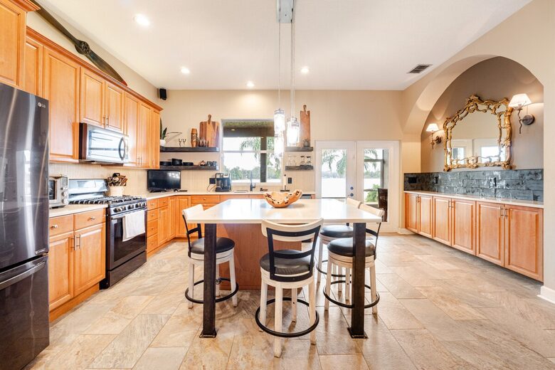 Lakefront Living with Hot Tub & Dock in the Heart of Orlando - Orlando, Florida