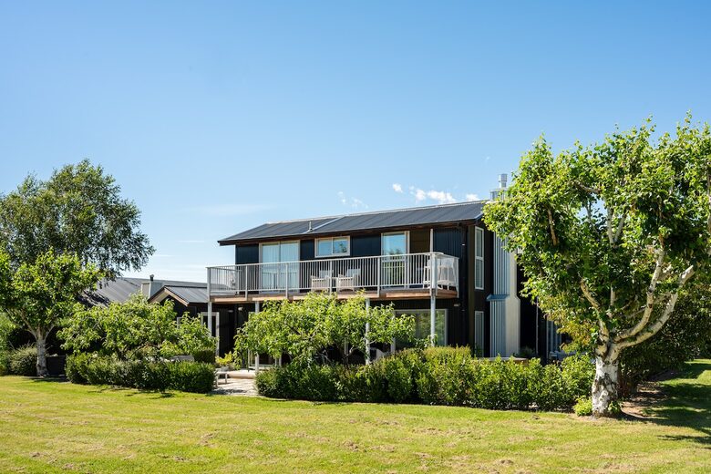 Family-Focused Wānaka Retreat with Hot Tub and Mountain Outlooks - Wānaka, New Zealand