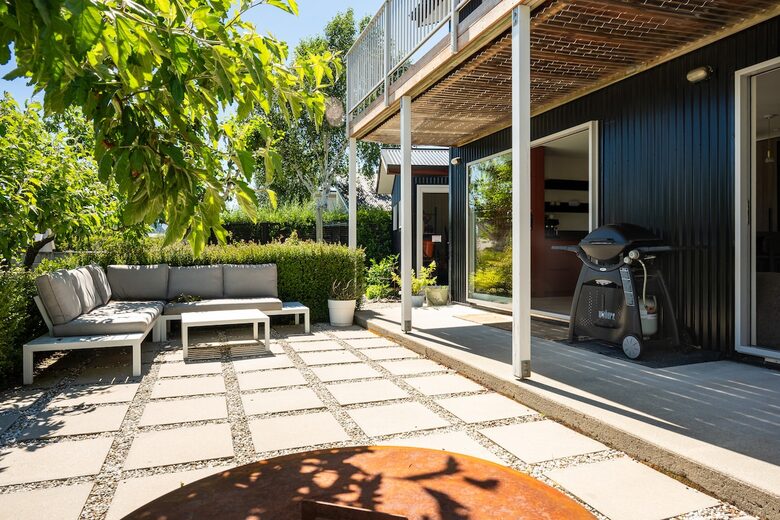 Family-Focused Wānaka Retreat with Hot Tub and Mountain Outlooks - Wānaka, New Zealand