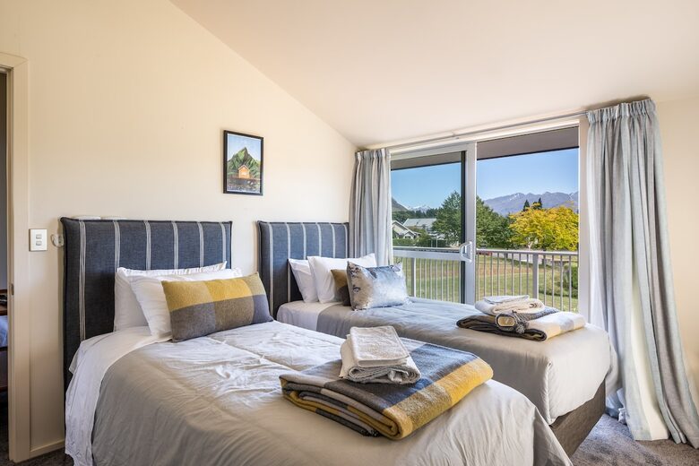 Family-Focused Wānaka Retreat with Hot Tub and Mountain Outlooks - Wānaka, New Zealand