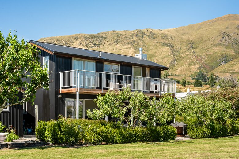 Family-Focused Wānaka Retreat with Hot Tub and Mountain Outlooks - Wānaka, New Zealand