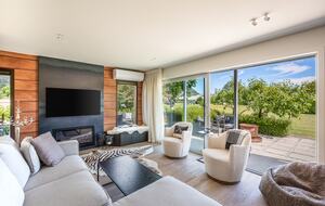 Family-Focused Wānaka Retreat with Hot Tub and Mountain Outlooks - Wānaka, New Zealand
