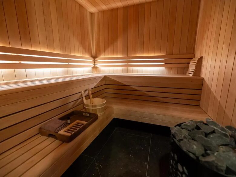 A Sophisticated Coastal Sanctuary with Panoramic Sea Vistas - Akureyri, Iceland