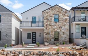 Five-Bedroom Home with Courtyard Pool Near Sand Hollow Reservoir - Hurricane, Utah