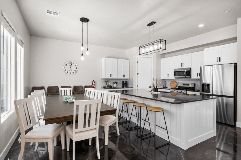 Five-Bedroom Home with Courtyard Pool Near Sand Hollow Reservoir - Hurricane, Utah