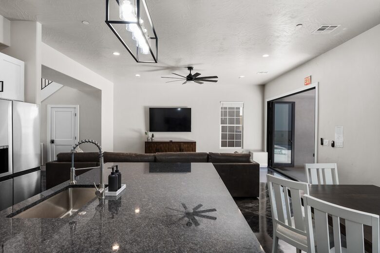 Five-Bedroom Home with Courtyard Pool Near Sand Hollow Reservoir - Hurricane, Utah