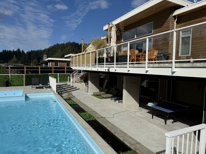 Private Valley Estate with Pool and Hot Tub near Sidney and Victoria - North Saanich, Canada