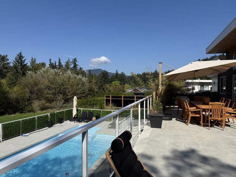 Private Valley Estate with Pool and Hot Tub near Sidney and Victoria - North Saanich, Canada
