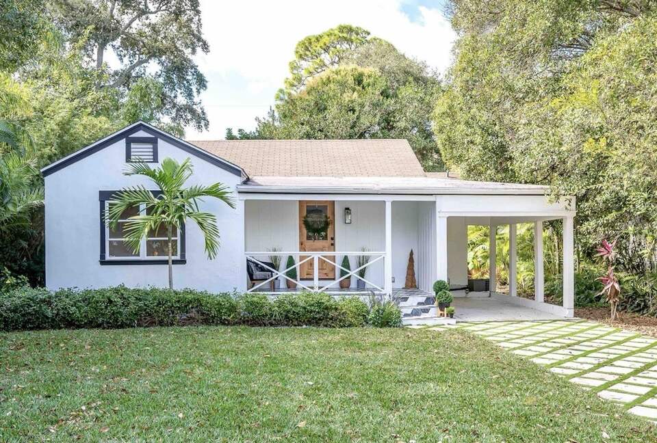 Walkable Downtown Vero Beach Retreat with Private Outdoor Soaking Tub - Vero Beach, Florida