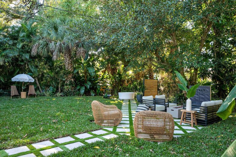 Walkable Downtown Vero Beach Retreat with Private Outdoor Soaking Tub - Vero Beach, Florida