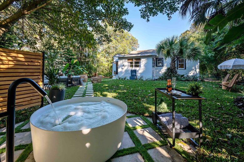 Walkable Downtown Vero Beach Retreat with Private Outdoor Soaking Tub - Vero Beach, Florida