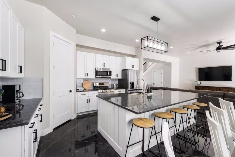 Five-Bedroom Home with Courtyard Pool Near Sand Hollow Reservoir - Hurricane, Utah