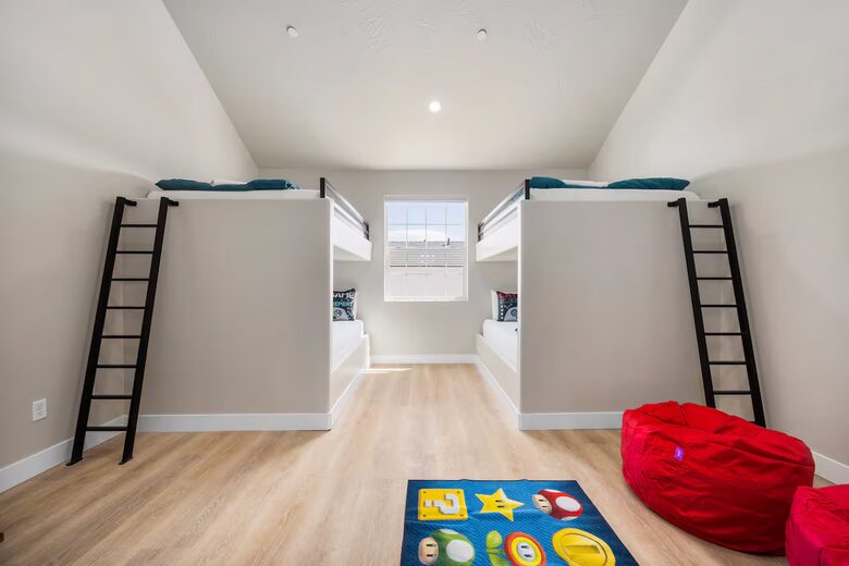 Five-Bedroom Home with Courtyard Pool Near Sand Hollow Reservoir - Hurricane, Utah