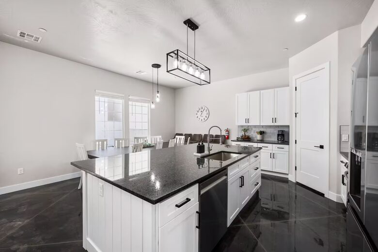 Five-Bedroom Home with Courtyard Pool Near Sand Hollow Reservoir - Hurricane, Utah