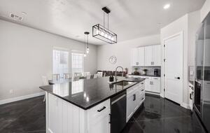 Five-Bedroom Home with Courtyard Pool Near Sand Hollow Reservoir - Hurricane, Utah