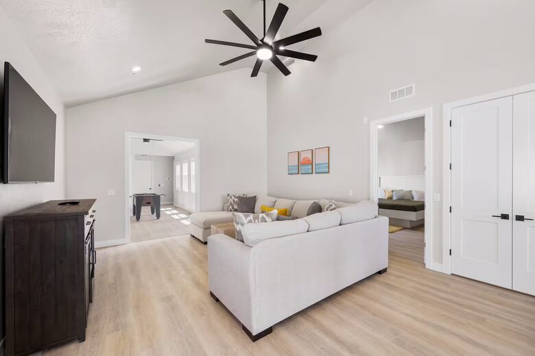 Five-Bedroom Home with Courtyard Pool Near Sand Hollow Reservoir - Hurricane, Utah